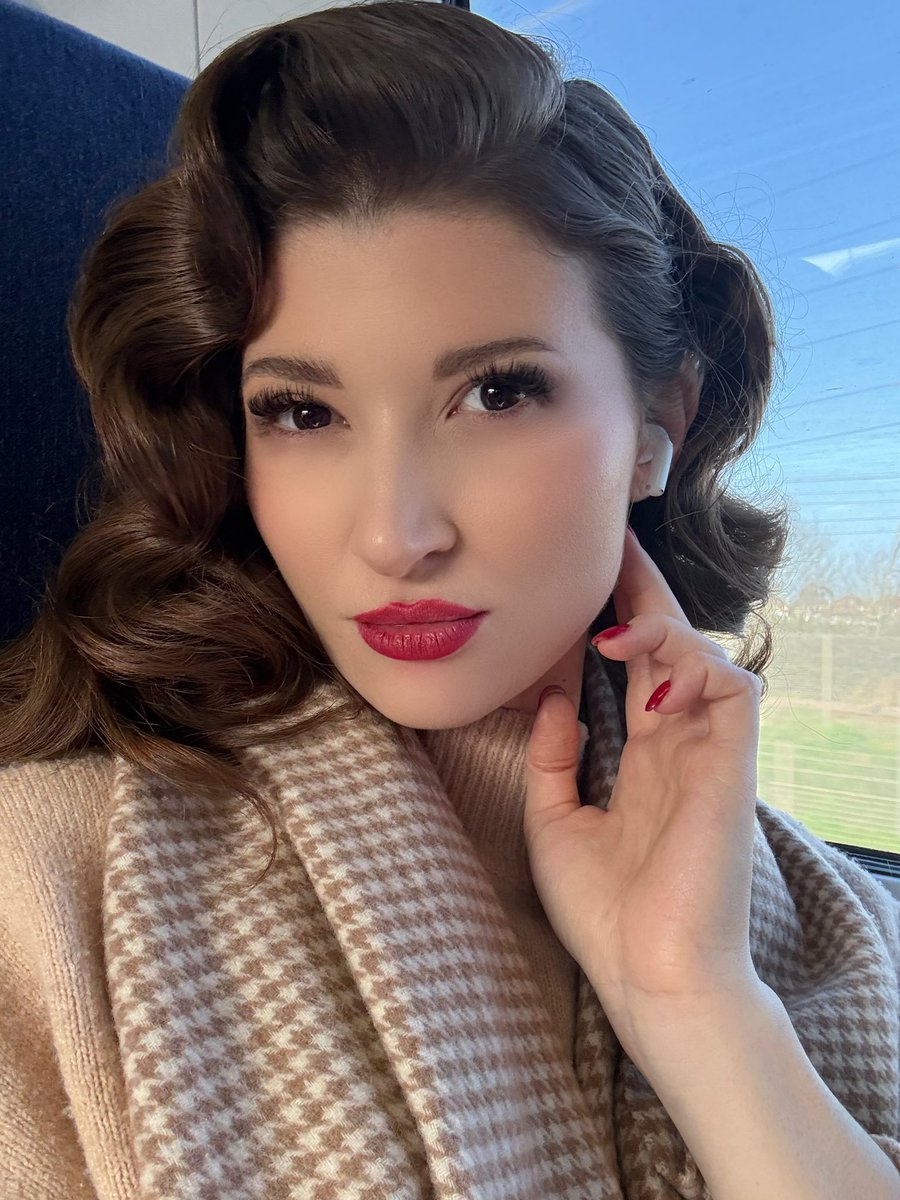 moreevadevil's tweet photo. Full glam on the train after Wednesday’s photoshoot 💋 https://t.co/jZAwvJo6MJ