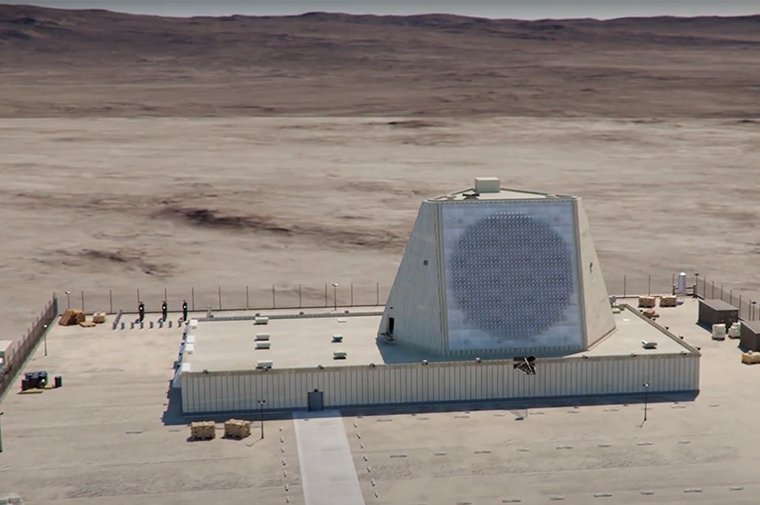 Allahuekber! İran İslam Devrim Muhafızları Ordusu, Katar'daki El Udeyd Hava &Uuml;ss&uuml;'ndeki FPS-132 radar sistemini f&uuml;zelerle imha ettiklerini a&ccedil;ıkladı! Radar, 4.800 kilometreden fazla menzile sahip olup uzun menzilli hedefleri tespit edebiliyor. Yaklaşık 1,1