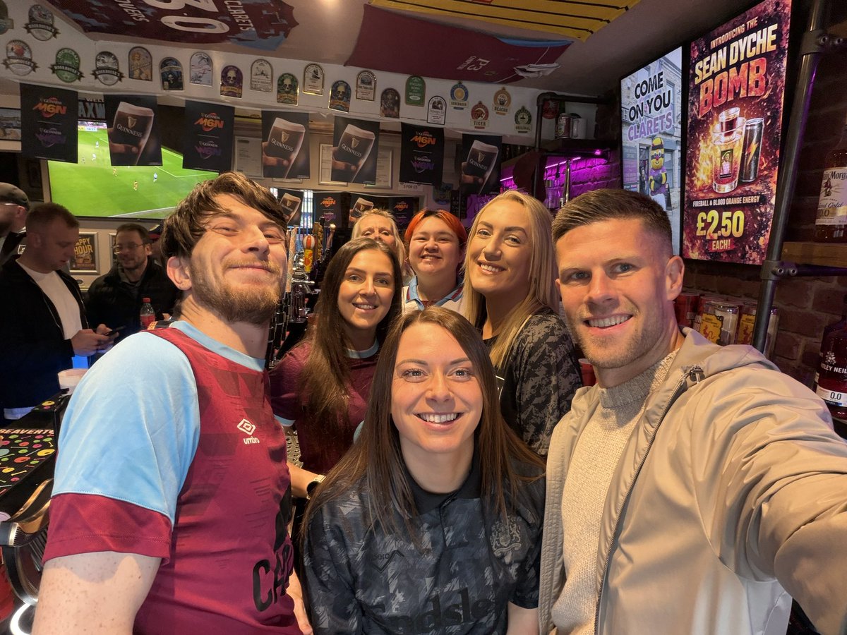 theroyaldyche's tweet image. You just never know who’s going to pop into The Royal Dyche on a match day!

Great to see Clarets legend Jóhann Berg Guðmundsson grabbing a prematch pint before today’s game🍺 

What a guy 🙌🏼 #UTC