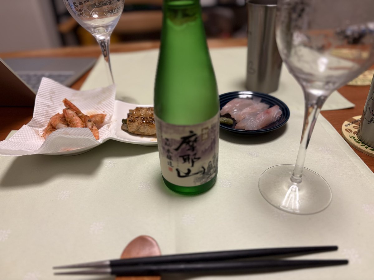 nikorieko's tweet photo. 娘が寝たので夫と久々晩酌🍶´-
初めて摩耶山飲んだ。飲んだ瞬間は甘いけど後味が浅いかんじ、まあまあかな～
はえぬきってお酒にできるんだなあ。
#X晩酌部 https://t.co/vEwXNmyA2Q