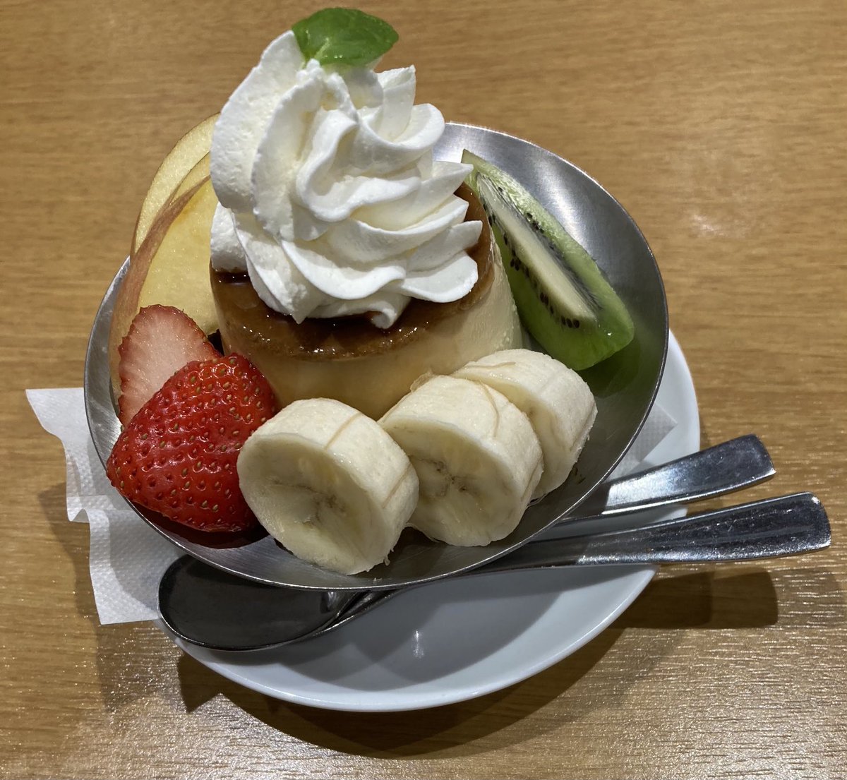 お休み前のちょっと贅沢😝 プリン・ア・ラ・モード🍮🍌🥝🍓🍎