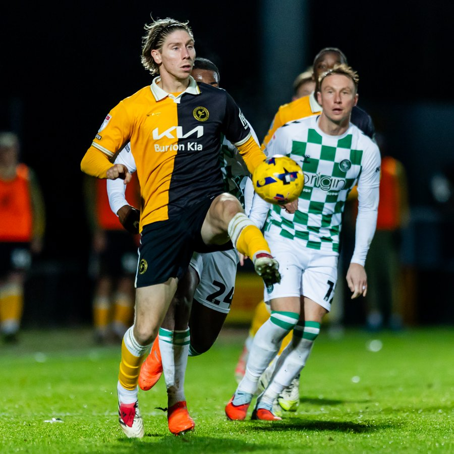 Have a horrible feeling that Alex Hartridge is going to inevitably have a belter of a performance today 

Has been solid for Burton all season 
#WWFC #Chairboys