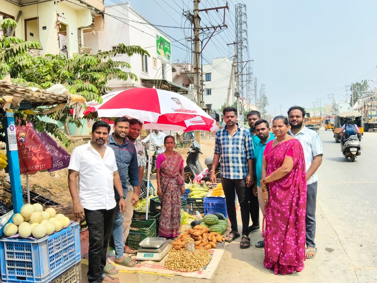 rayalsreekanth's tweet photo. * *చిరు వ్యాపారులకు నీడను అందించిన ---- జనసేన బత్తల శ్రీకాంత్*

______నెల్లూరు 
  ఆంధ్రప్రదేశ్ డిప్యూటీ సీఎం పవన్ కళ్యాణ్ గారి స్ఫూర్తితో నెల్లూరు నగరంలోని స్థానిక మూడో డివిజన్లో ఉన్న చిరు వ్యాపారస్తులకు వేసవికాలం మొదలవుతున్న నేపథ్యంలో జనసేన పార్టీ ఇన్చార్జి బత్తల శ్రీకాంత్ తన యొక్క సొంత నిధులతో గొడుగులు పంపిణీ చేసి నీడను అందించారు ఈ సందర్భంగా వారు మాట్లాడుతూ మూడో డివిజన్లోని పేద ప్రజలకు నా వంతు సహాయ సహకారాలు అందించడంలో ముందు ఉంటానని జనసేన పార్టీ బలోపేతమే నా లక్ష్యంగా అహర్నిశలు కృషి చేస్తారని ఈ సందర్భంగా బత్తల శ్రీకాంత్ తెలియజేశారు
#janasena #JanasenaUdyami #pawankalyan @JanaSenaParty @JSPShatagniTeam @JSPVeeraMahila @PawanKalyan @NagaBabuOffl @mnadendla @itsRamTalluri @AjayaKumarJSP @Sujaybabujsp