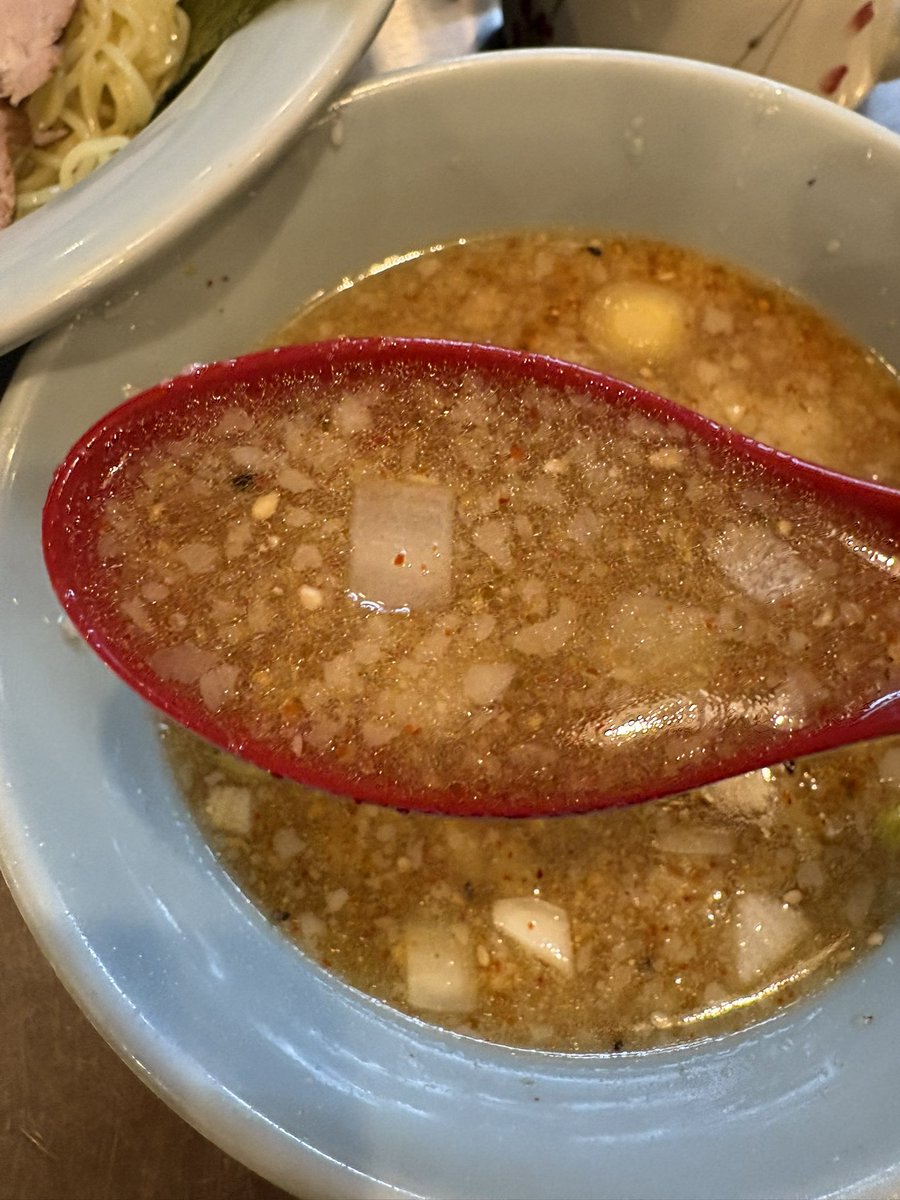 UMB102def's tweet photo. 牛久 / ラーメンショップ椿 牛久店
 🔸七味お酢つけめん 中盛   ¥1140

今年48杯メ〜ん？お約束の柏DU、BO経由で早めの帰茨。🅿️空き有り待ち無し確認では食うしかない🎶😁

ずぅ〜っと何時か食べようと思っていた此方のお薦めのコレ🍜を啜る押忍‼️👊

流石に過去最強のカラダヨロコブスッパ麺のお酢番長スープ？🤣

あさひや細麺は中盛でも難なく平らげ✨オヤツ感覚やね✨😅