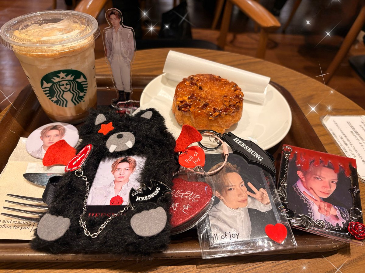 スタバのギフト期限が今月いっぱいだった～‼️を思い出して行ってきた～✨☕️
思い出して良かった😆💕
期間限定の🌸🍑も魅力的だったんだけど、どうしてもコーヒー飲みたくてエスプレッソ アフォガート フラペチーノ
をヒスンと共に❤️