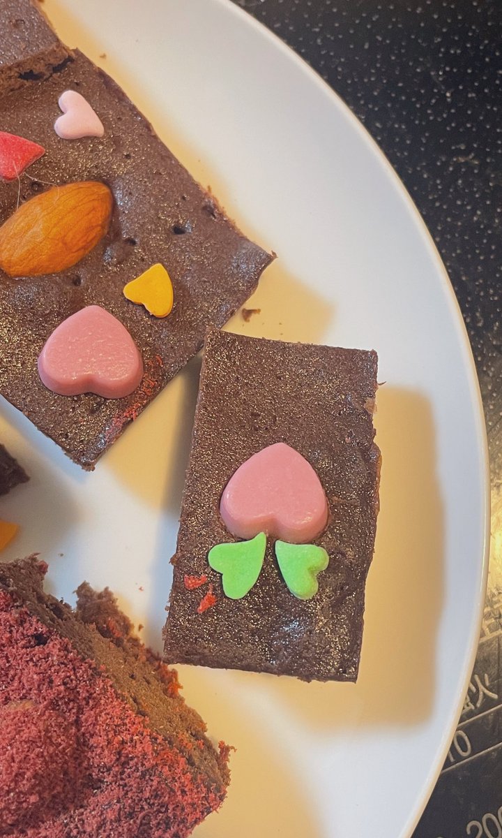 今日は不揃いチョコブラウニーをせっせと作ってました(・ε-。)⌒☆
美味しくできました🍫🤝
2枚目は🍑
