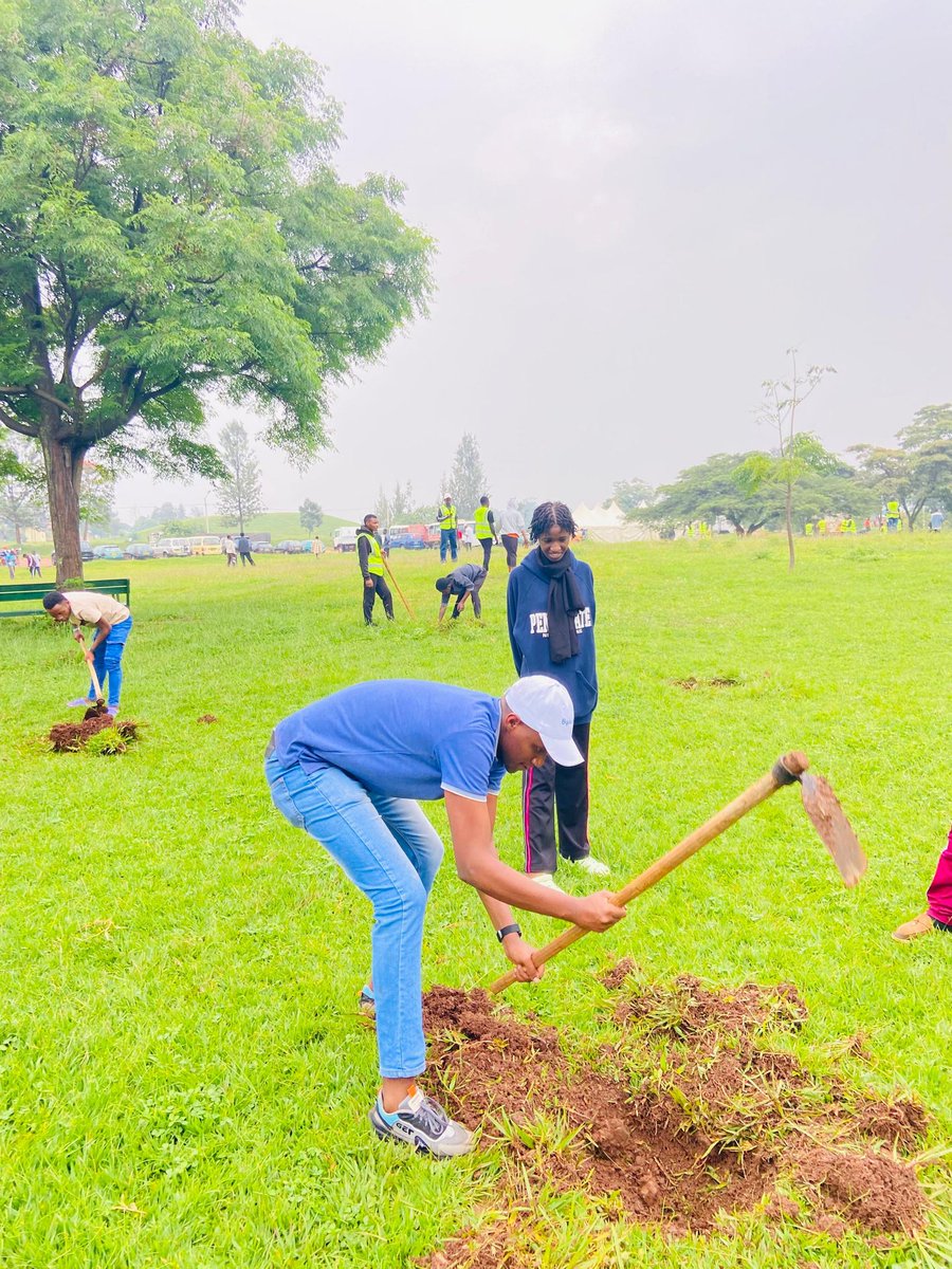VuningomaJ50676's tweet photo. Proud to take part in Umuganda today 🇷🇼 — building our community, protecting the environment, and strengthening unity through collective action. Together we make Rwanda cleaner, stronger, and more resilient. #Umuganda # https://t.co/AiXUTC5m5m