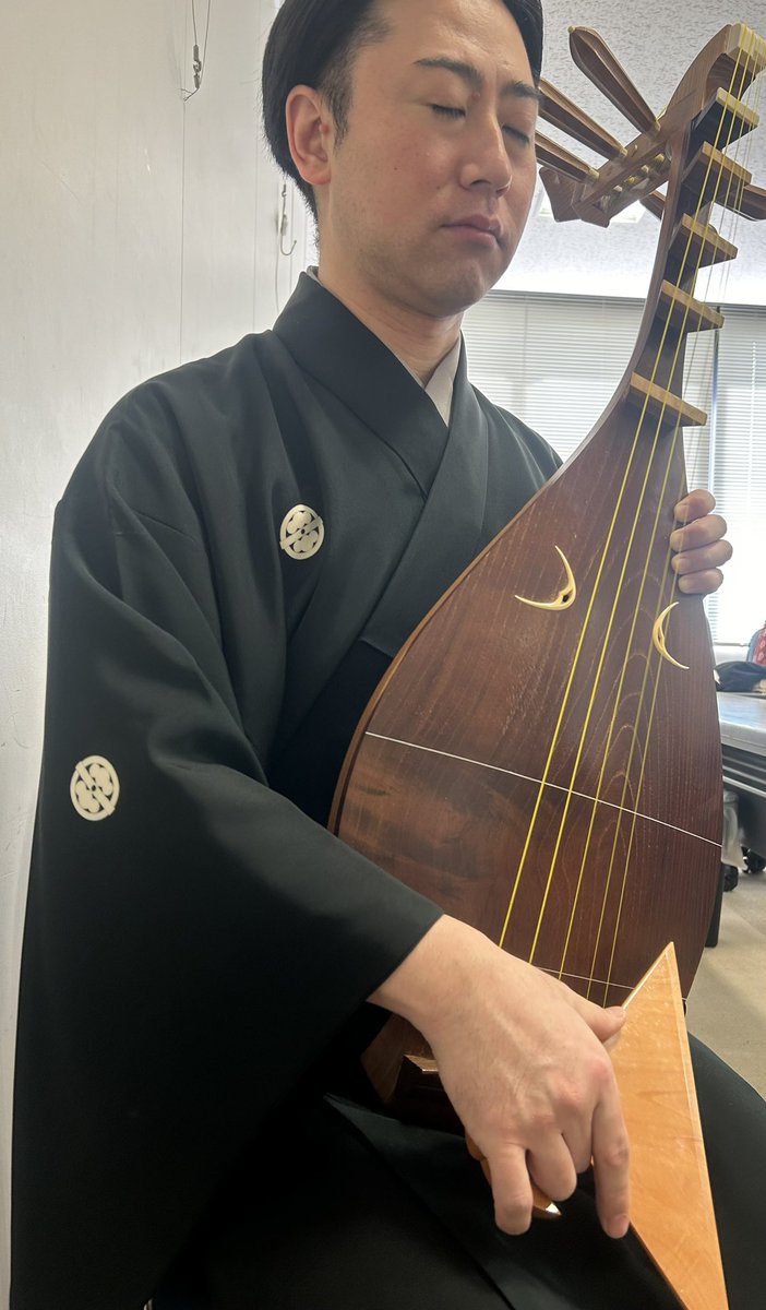 ようこそ佐賀県神埼市へ 【noh play KANZAKI】 の合間に… 琵琶を構えた