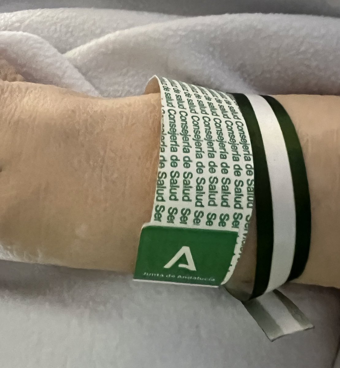 Hay lugares en los que el #28F toma aún más sentido. Porque Andalucía también es una cama de hospital. Y esperar meses para una prueba diagnóstica urgente y años para una intervención. Por eso hoy y cada día #SanidadPública y de calidad