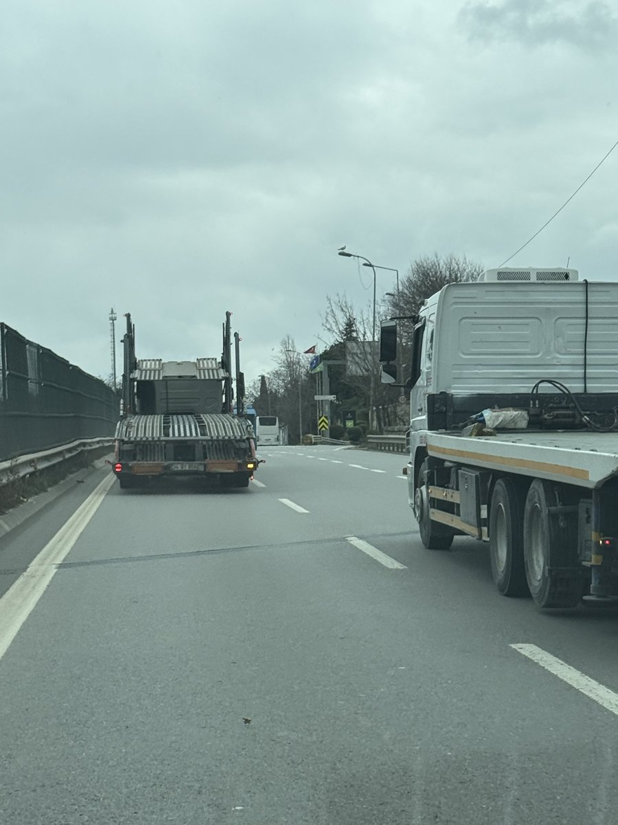 Tuzak radar cezaları yerine insan güvenliğini riske eden bu tarz kuralları daha çok denetlesek faydalı olmaz mı amaç sadece para kazanmak olmamalı. Sol şeritte ne işi var bunun