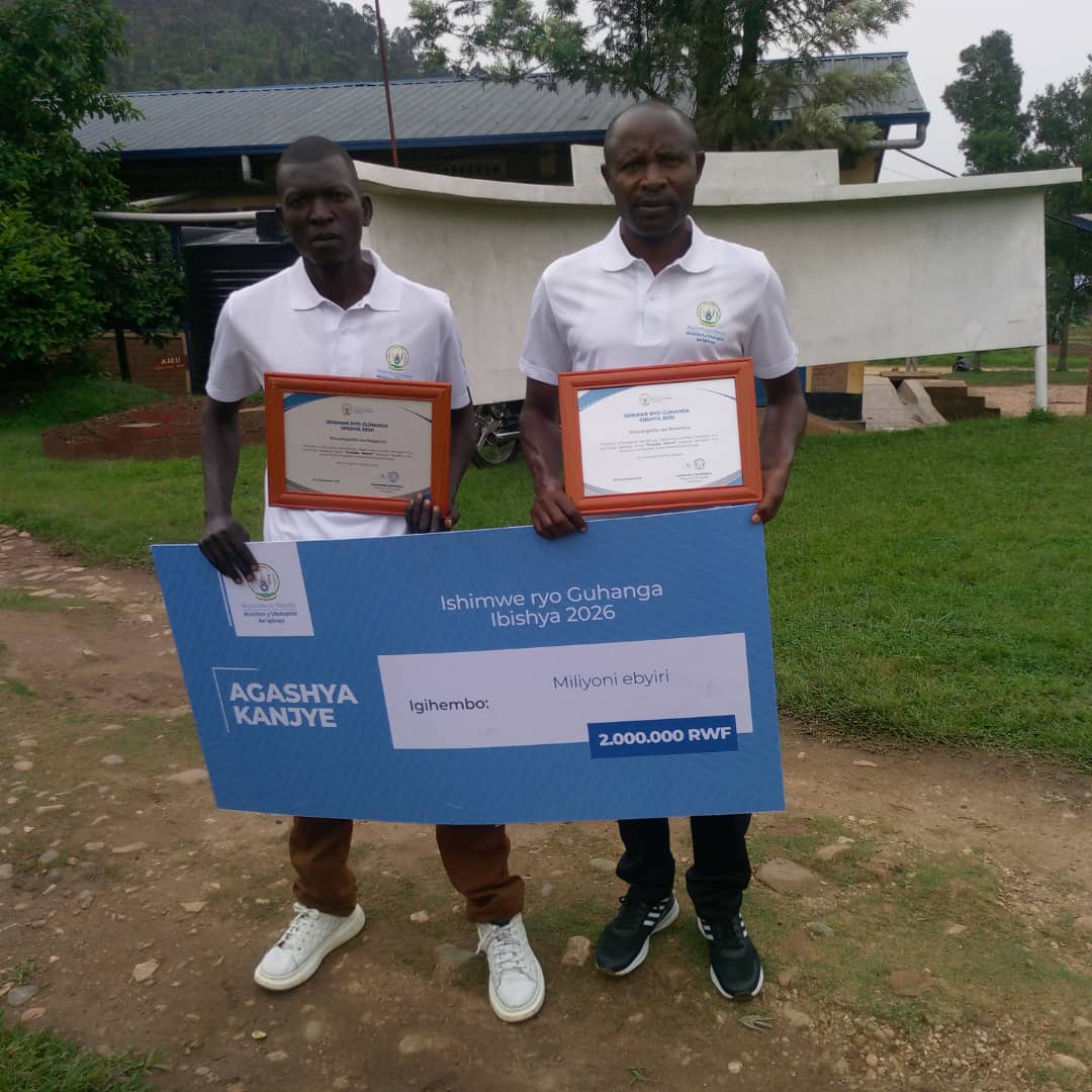 nsanzimanaernes's tweet photo. Umudugudu wa Kaganza n'uwa Rusororo @Bonezasector  @RutsiroDistrict
 yahawe igihembo cya miliyoni 2Frw kubera igikorwa cy'indashyikirwa yakoze cyo kwiyubakira ikiraro kiyihuza gifite agaciro ka miliyoni 12Frw. #KwishakamoIbisubizo 
@RwandaWest https://t.co/Ws1dRi4KWa
