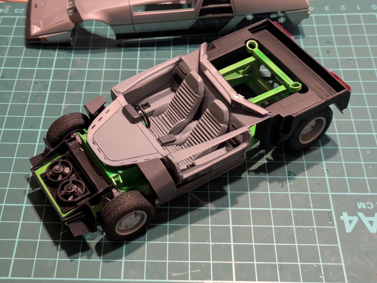 フジミ童夢零 インパネの細かい部分塗装してシャーシ側は完成、 ボディ