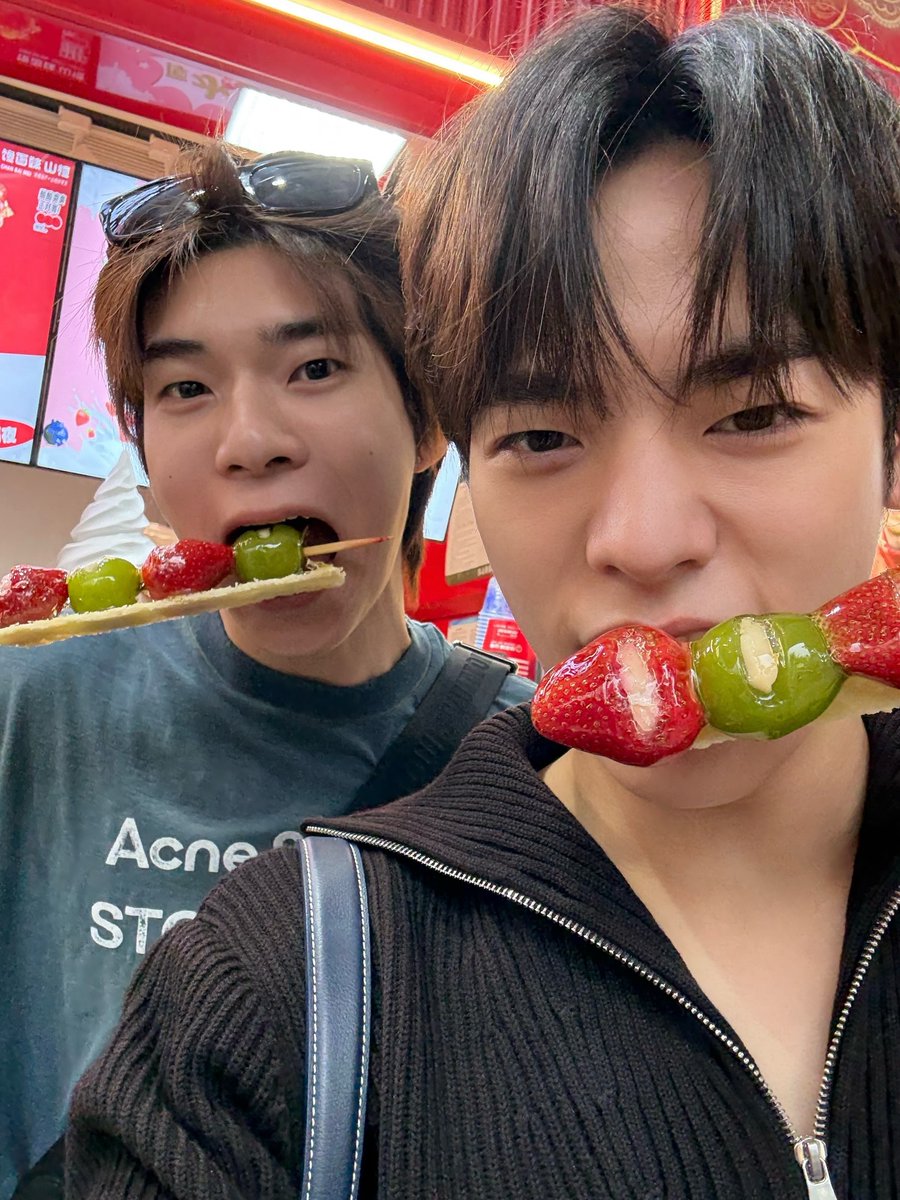 yoorangjoy's tweet photo. boyfriends? boyfriends. https://t.co/GFyJdPzs40