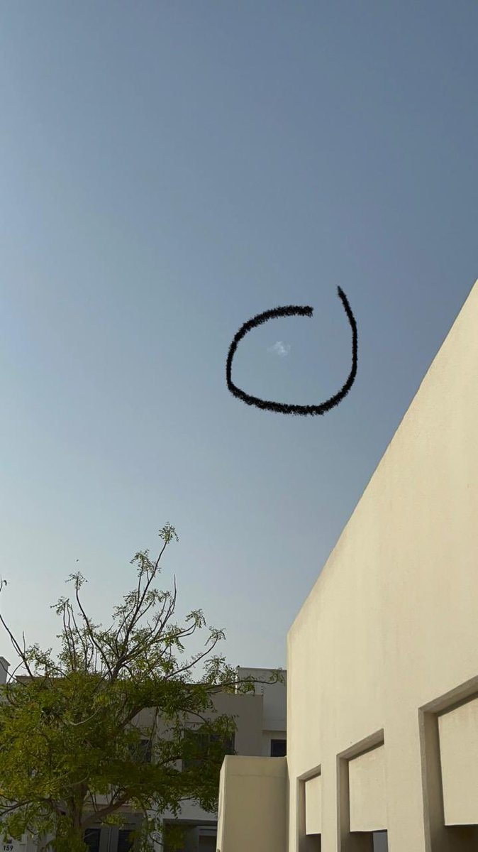 Ginge100x's tweet photo. Wtf ? Missles going over Dubai https://t.co/gmisFd2hJC
