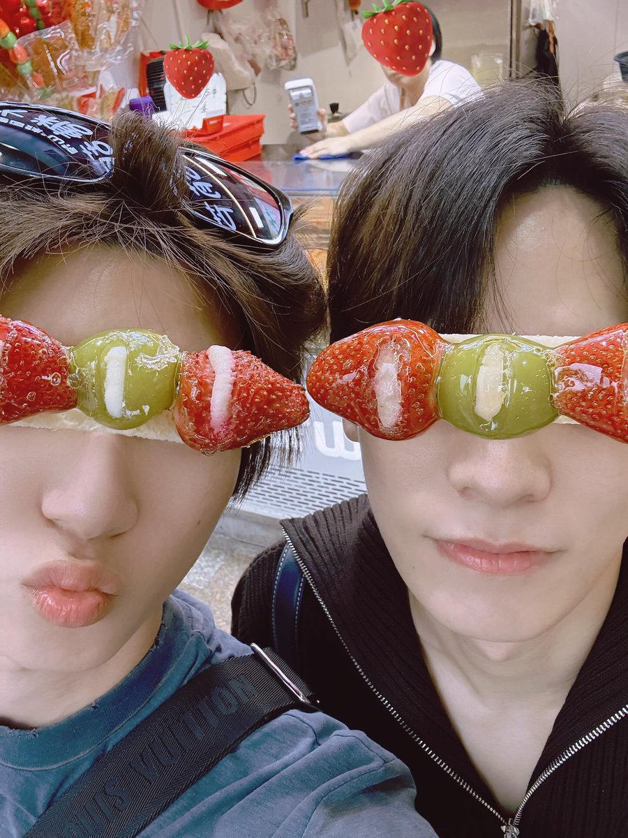 yoorangjoy's tweet photo. boyfriends? boyfriends. https://t.co/GFyJdPzs40