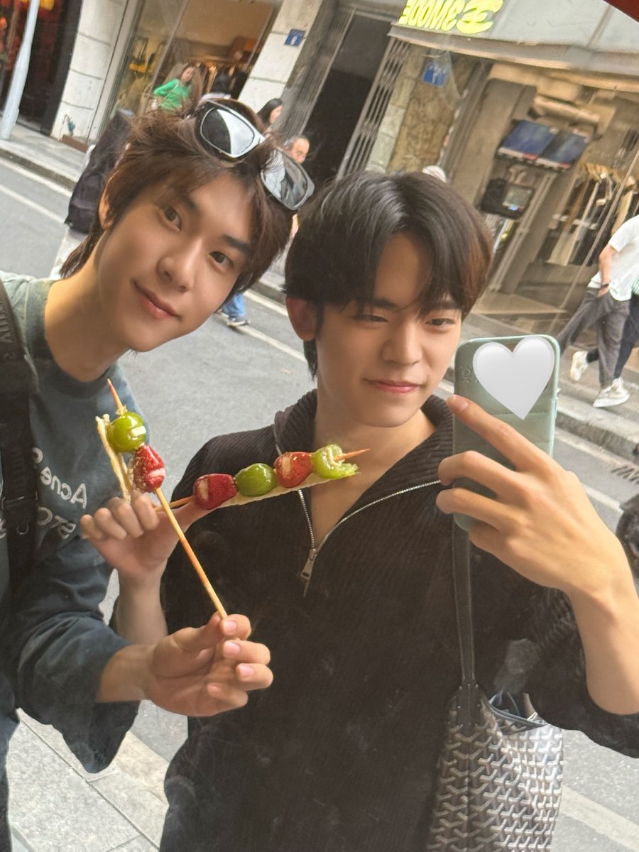 yoorangjoy's tweet photo. boyfriends? boyfriends. https://t.co/GFyJdPzs40