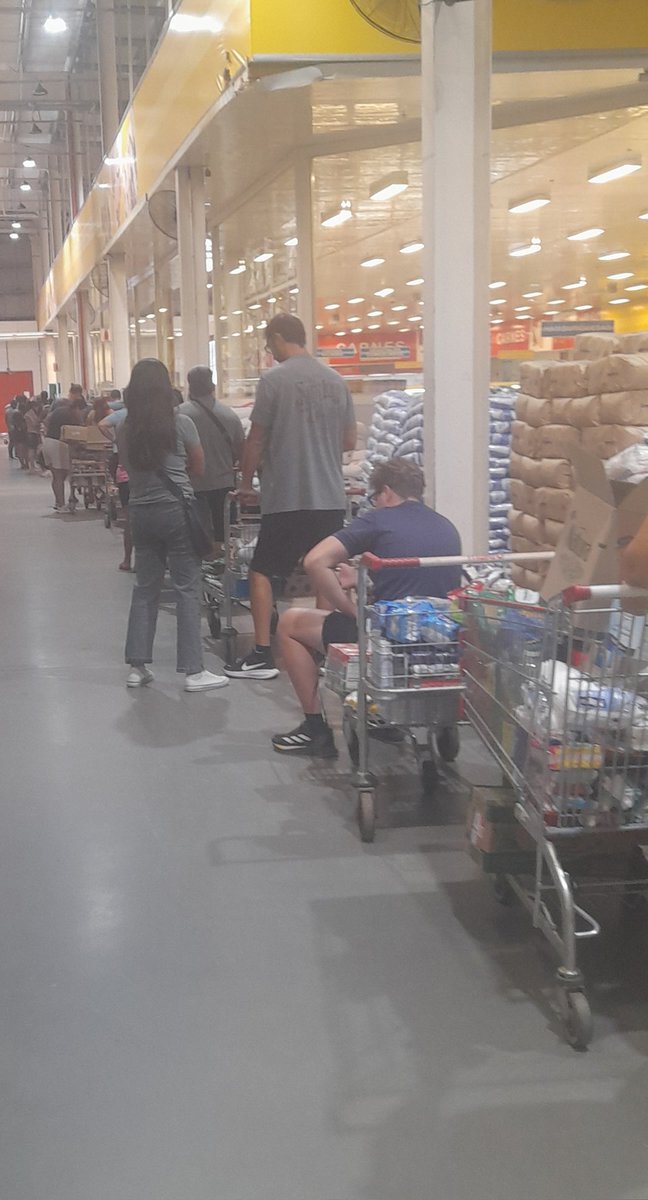 Mayorista <a href="/MakroARG/">Makro Argentina</a> Posadas pésima atención, precios elevados y pocas cajas. La caída de ventas en el sector también es producto del trato a los clientes.