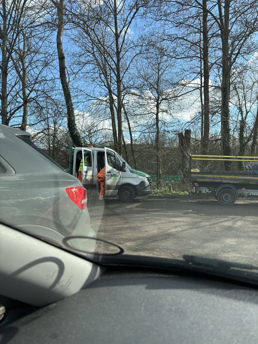 SamRobMash5's tweet photo. @SurreyCouncil 

Saturday 28/2 at 1.22pm- Surrey County Council hey SCC. Have a word with your workers. Emptying their pick ups and chucking the rubbish into the bushes at lovely Broadwater Lake whilst the laugh and joke. That’s so not ok. https://t.co/rcI6VZTHMM