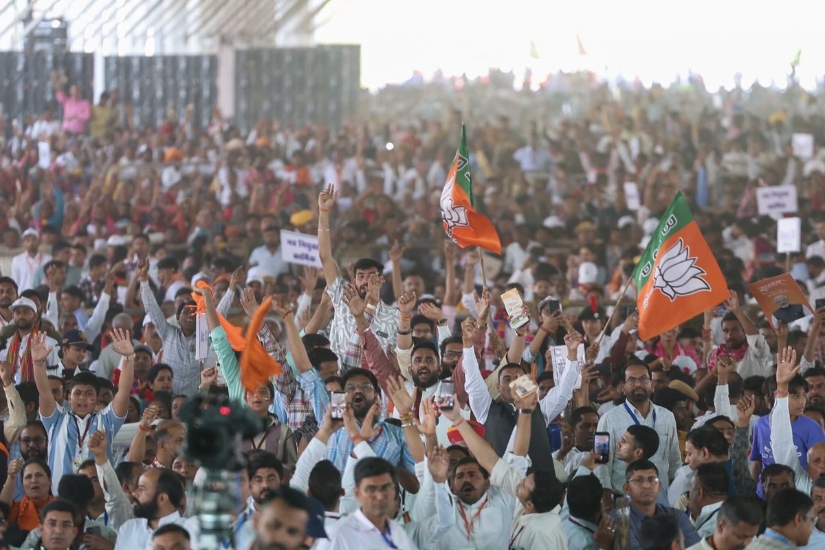 आज अजमेर के कायड विश्राम स्थली में देश के यशस्वी प्रधानमंत्री श्री <a href="/narendramodi/">Narendra Modi</a> जी द्वारा प्रदेश में लगभग 17,000 करोड़ रुपये की विभिन्न विकास परियोजनाओं के लोकार्पण एवं शिलान्यास कार्यक्रम में सम्मिलित हुआ।

कर्मशील मुख्यमंत्री श्री <a href="/BhajanlalBjp/">Bhajanlal Sharma</a> जी के नेतृत्व में प्रदेश निरन्तर