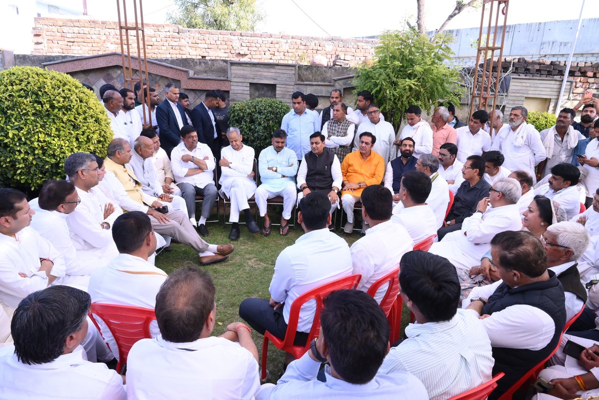 आज अलवर के कठुवास में नेता प्रतिपक्ष टीकाराम जूली जी की पूज्य माताजी के अंतिम संस्कार में सम्मिलित होकर उन्हें भावपूर्ण श्रद्धांजलि अर्पित की और टीकाराम जी से मिलकर उन्हें सांत्वना दी।

ईश्वर इस असहनीय दु:ख में जूली परिवार को संबल प्रदान करें। <a href="/TikaRamJullyINC/">Tika Ram Jully</a>