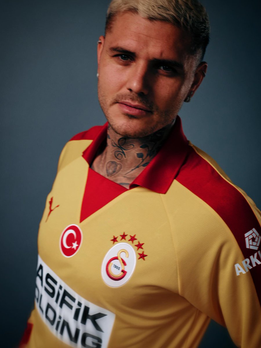 buzzspor's tweet photo. Mauro Icardi, Galatasaray'ın yeni retro formasıyla. https://t.co/aBHHf9fVyB