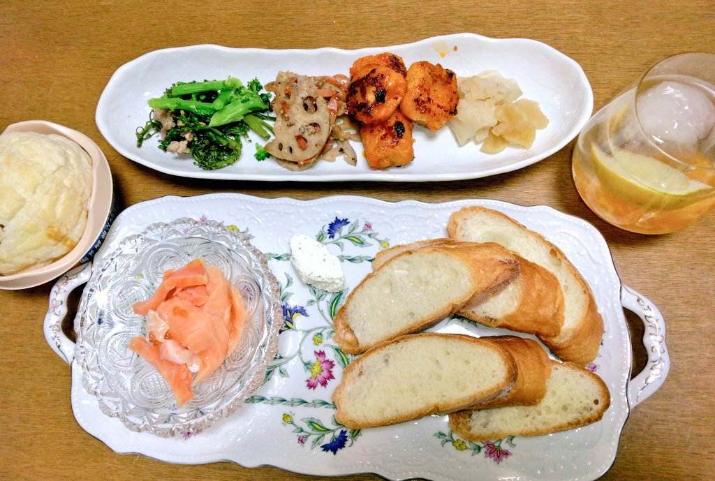 明日はコミまも1巻が発売された記念すべき日！嬉しい日ですね。
くすまも6巻いつ発売かな。早く鈴ノ助先生のノアが見たい！
#あわいの民エアお茶会