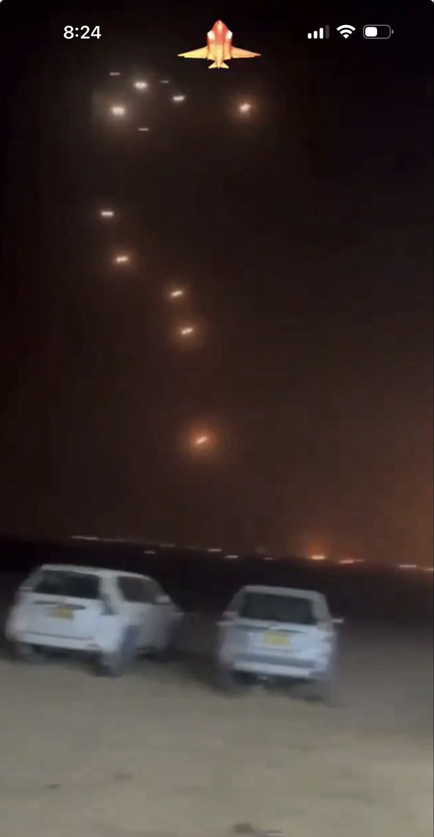 NewyorkNYnews01's tweet photo. 🚨局势升级

有视频显示夜空中多枚火箭弹升空、拦截火光划过天际。

关于“数百枚火箭齐射”的说法正在网络传播，但具体数量与细节仍待权威确认。

中东冲突已进入高频互袭阶段。
火箭、无人机、拦截系统交织成夜空中的“光轨”。

真正值得关注的是：
这轮升级会不会引发更大规模的区域连锁反应？ https://t.co/HsCsfRsQoK