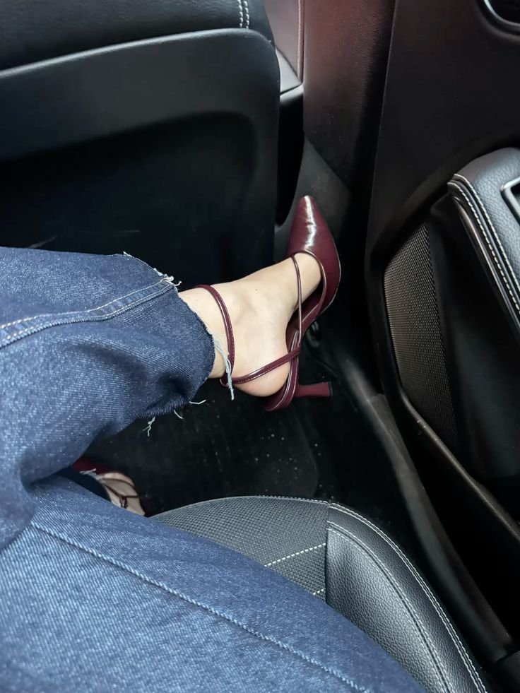 İple çektiğimiz o yüce tatil günü o dinlenme günü sonunda gelmiştir. Havalar bozuk olsa da keyfimiz yerinde 🥳❣️
#Saturday #cumartesi #highheels