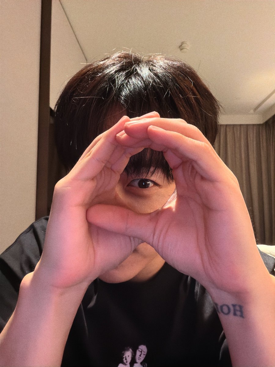 근데 진짜 정말로 잘생긴 거 축하드려요…. 너무 감동적이네