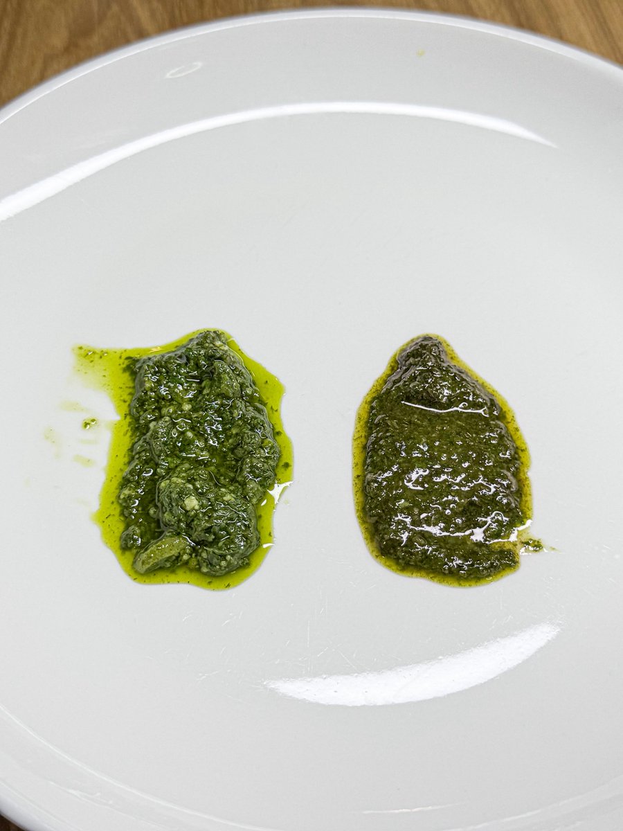 ซ้ายคือ เอาโหระพาไปต้มก่อน 
ขวาคือ เอาโหระพาสดๆไปปั่น 

สีห่างกันมาก  เพราะงั้นใครจะทำเพสโต้ ลวกๆก่อน เพื่อสีที่สวยงามนะคับ