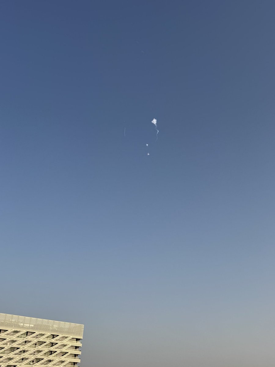 selfierahul's tweet photo. Multiple blasts heard in the air, can hear 3-4 in a row #abudhai https://t.co/gz04D1epOP