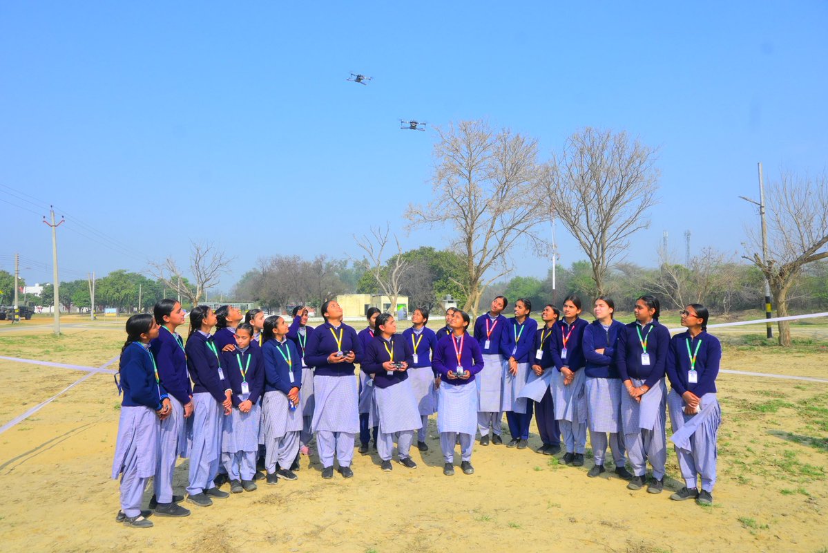 #StrongAndCapable 
#InServiceOfTheNation
#NationBuilding

120 students from Government High School, Patiala visited #KhargaSappers. 
The young minds were introduced to the multifaceted role of Combat Engineers and witnessed live demonstrations of assault engineer equipment and