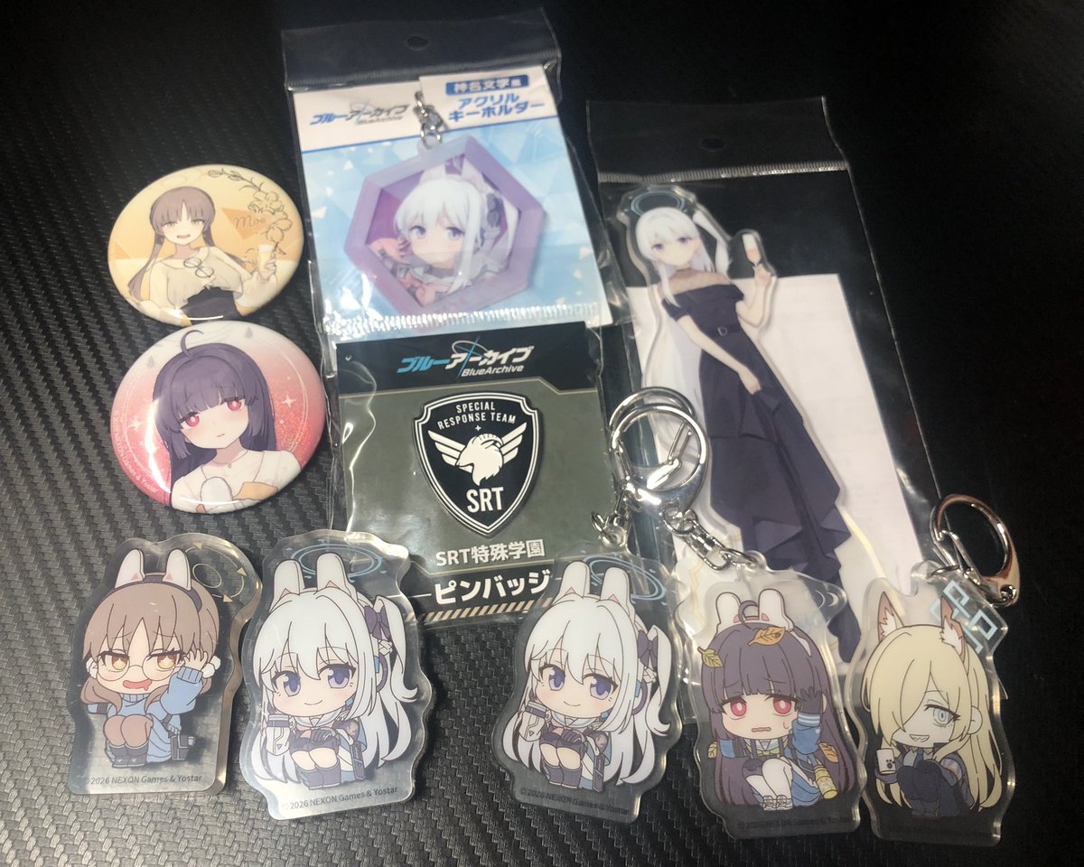 アニメイトでの戦利品です 缶バッジ以外は自引きでけた！ ポストカード