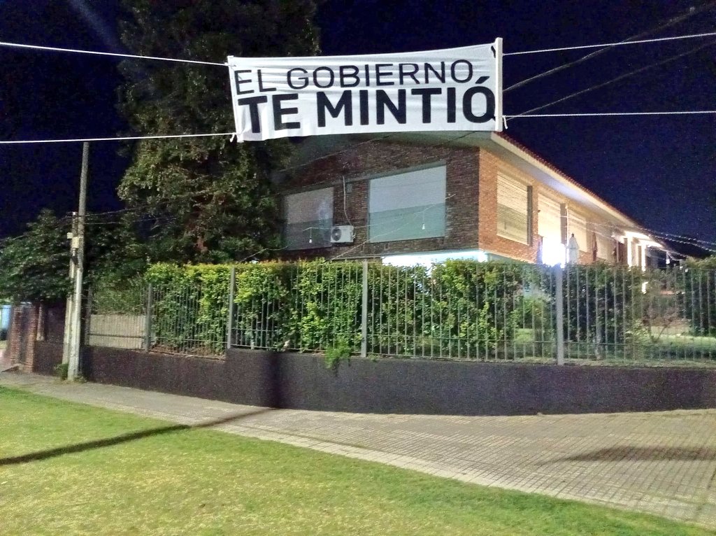 Fatilara_40's tweet photo. Estos PASACALLES en la ciudad  trasmiten  un mensaje claro: “El gobierno te mintió”.
Prometieron no subir impuestos… y los subieron.
Prometieron más seguridad… y no cumplieron.
Prometieron trabajo  🙄🙄… y hoy el país es un caos. 
Sin pandemia! Sin excusas!
La gente no olvida! https://t.co/BYywgbr6TQ