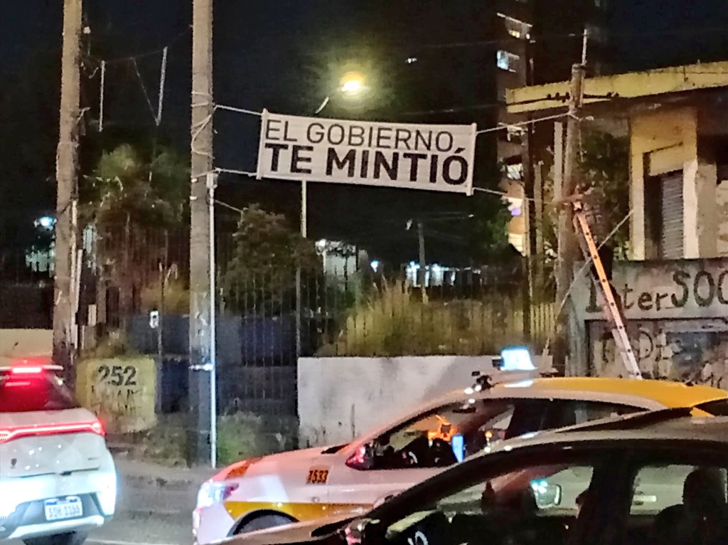 Estos PASACALLES en la ciudad  trasmiten  un mensaje claro: “El gobierno te mintió”.
Prometieron no subir impuestos… y los subieron.
Prometieron más seguridad… y no cumplieron.
Prometieron trabajo  🙄🙄… y hoy el país es un caos. 
Sin pandemia! Sin excusas!
La gente no olvida!