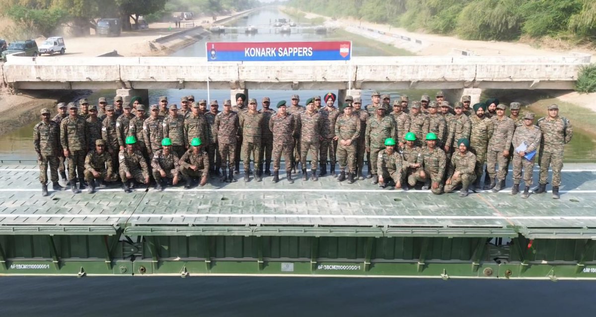 KonarkCorps's tweet photo. "Sappers of Steel – Building the Way, Bridging the Gap"

​Lt Gen AVS Rathee, GOC #KonarkCorps, visited #BattleAxeDivision during their training, reviewing their #OperationalReadiness. He commended All Ranks for their mastery in complex combat engineering tasks & mine laying in the challenging desert terrain. The General Officer lauded the troops seamless #NicheTechnology integration, innovative approach & exhorted All Ranks to remain #FutureReady while upholding highest professional standards.