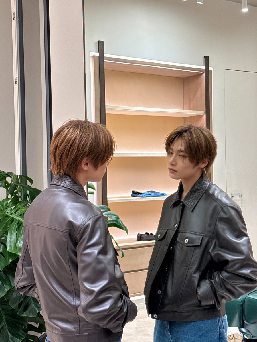 อันนี้ดีมาก น้องอินยืนถ่ายหน้ากระจกเหมือนมีแฝดเยย