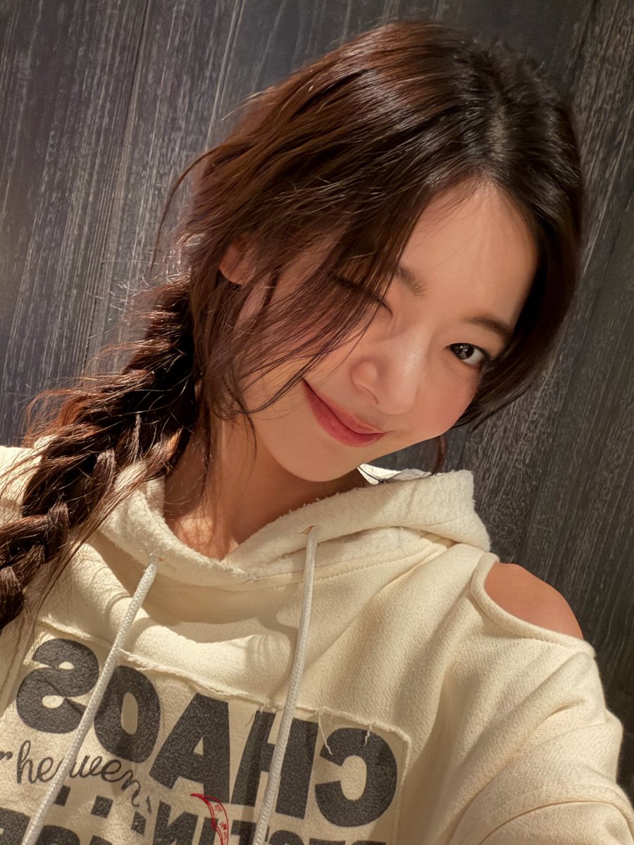 🍯💭 11:57am

— 10 📸
— i loved my braid so i took lots of pictures ㅎㅎ

👤 “it’s pretty! Do this hair for the next encore!”
— of course!!