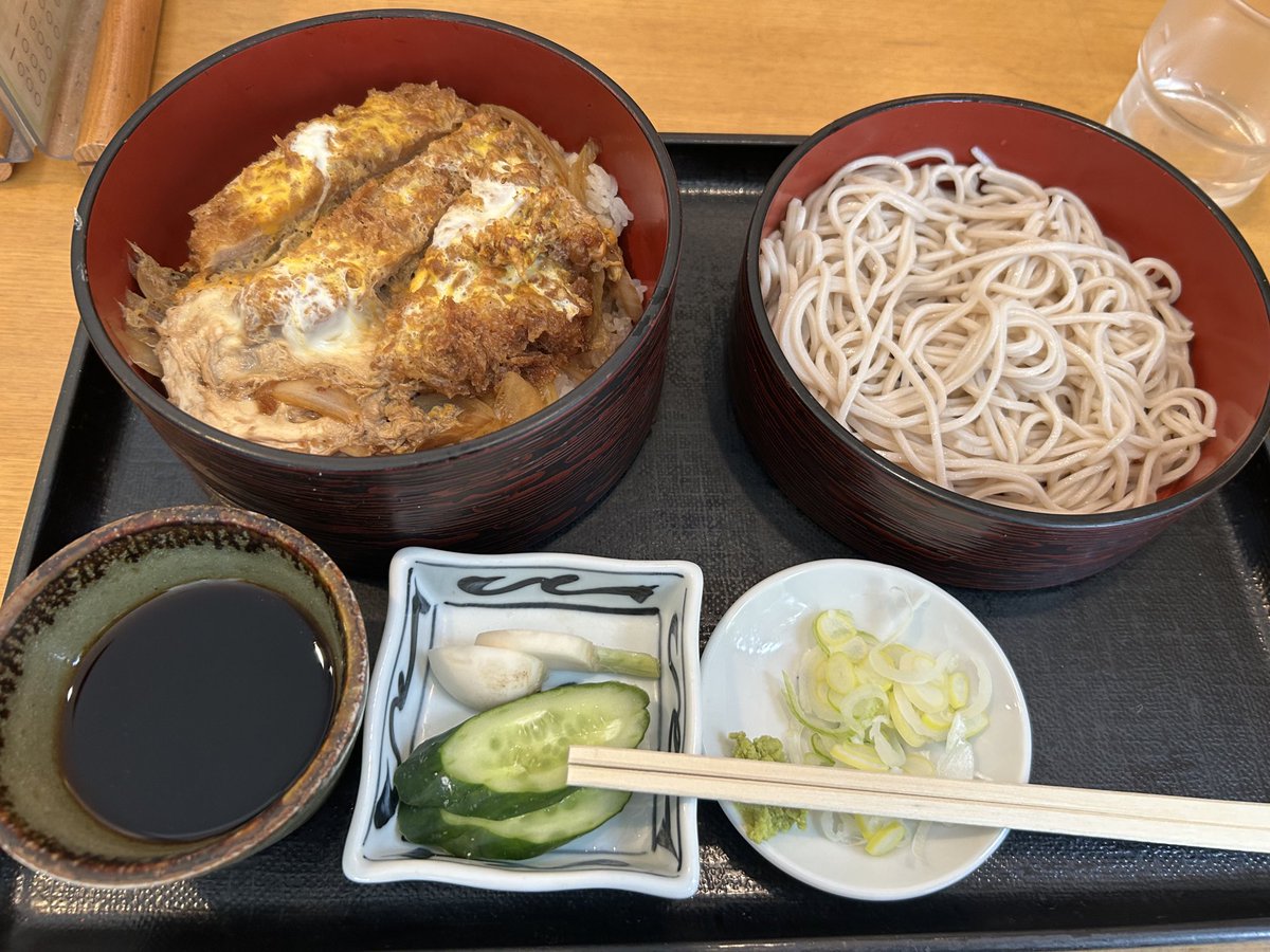 太刀華祭稽古でした！
芝居殺陣、かっこいい手が沢山つきました。
がんばるぞ💪
写真はお昼のカツ丼お蕎麦セット😋