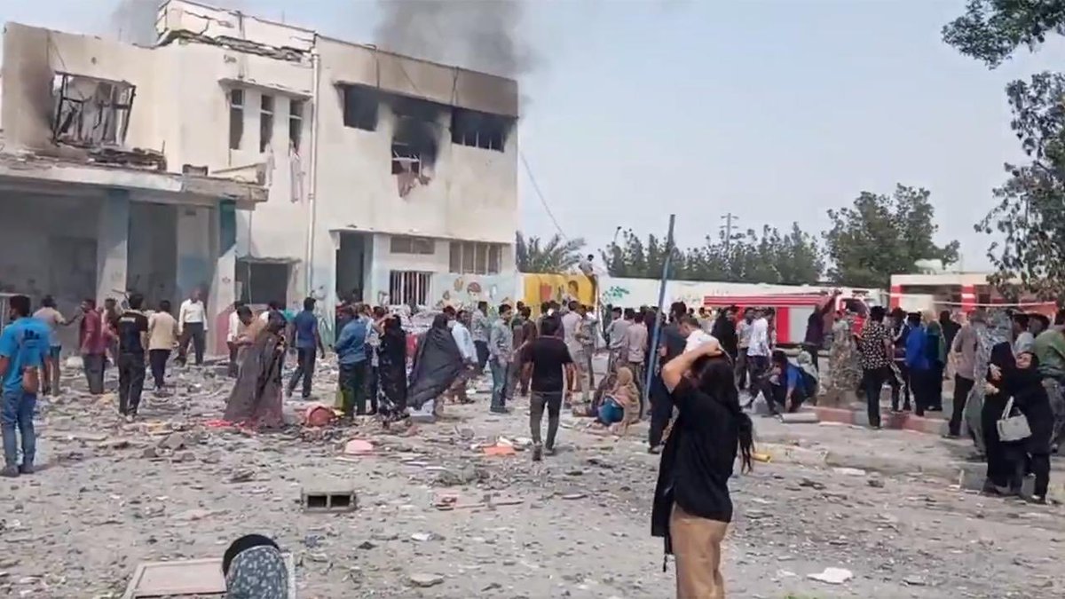 Filistindostu_'s tweet image. İsrail / ABD’nin Minab’daki kız ilkokuluna füze saldırısında 40 çocuk hayatını kaybetti!

Şecere-i Tayyibe adlı okulun sabah grubunda 170 öğrencisi vardı. Ölü sayısı artabilir. 

Okulun doğrudan hedef alındığı ve öğrenciler için enkaz kaldırma ve kurtarma çalışmalarının sürdüğü