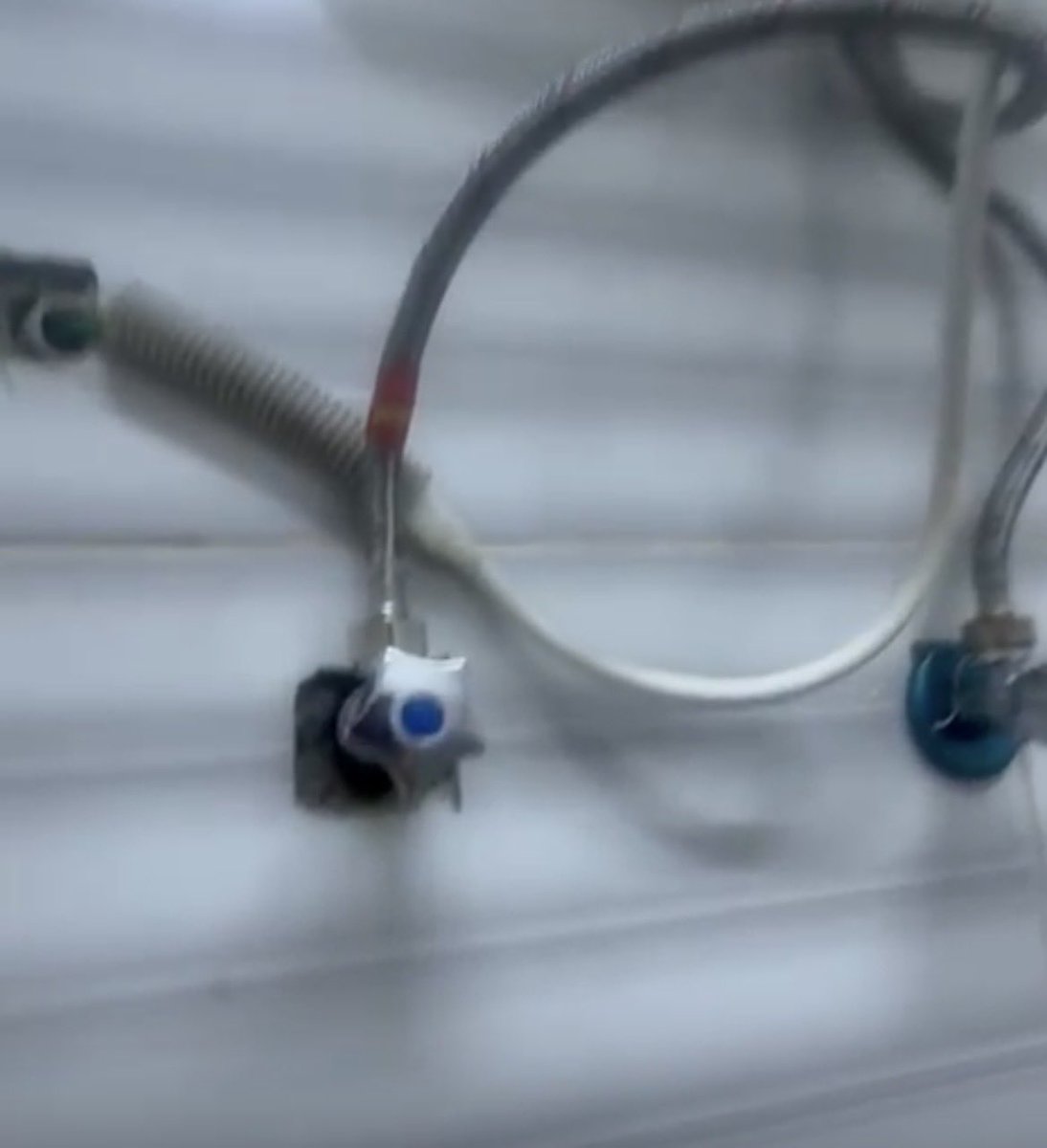 EngRiyadh44's tweet image. 🔴🔴 سؤال من الخاص ..

السلام عليكم 
طلع عندي تسريب من سقف المطبخ بسبب جيراني من دورالثاني تواصلت معهم وقالوا ظبطوه سوالي هل ممكن يكون سبب التسريب  من محبس. 
اللي عند السخان اوان السبب من داخل  راح ارسل الصور