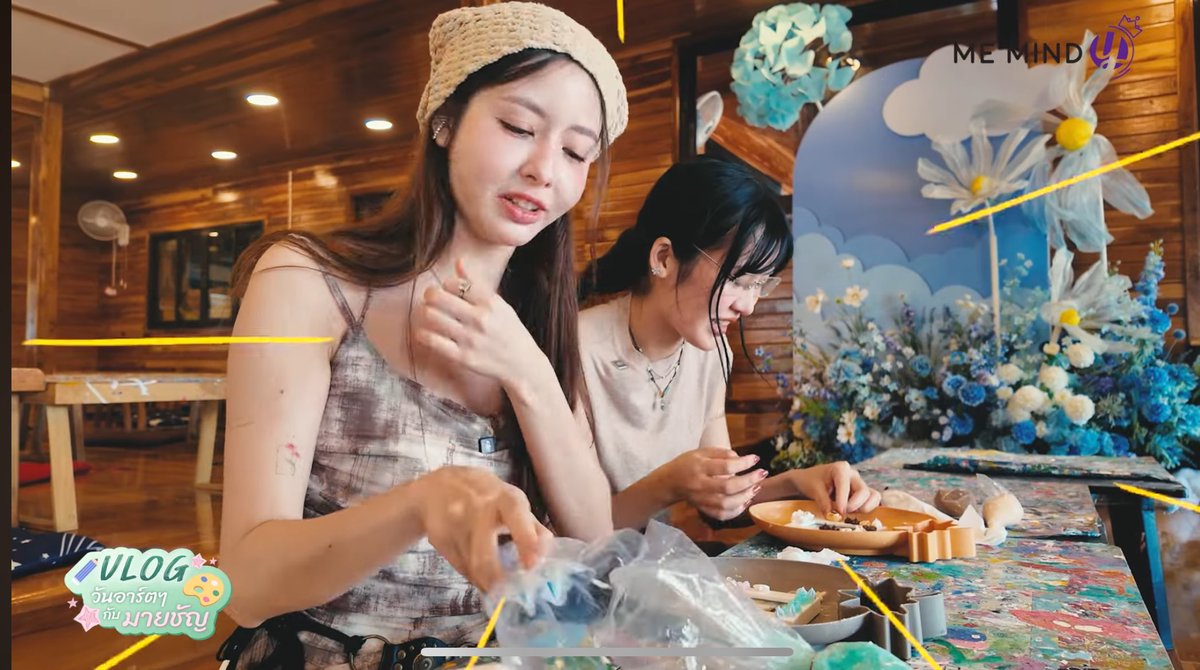 Chanyaduval #MyyuKhawisara #ThaiGL トレカケース？写真立てかな