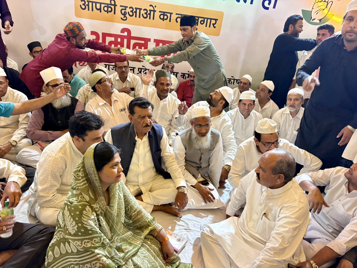 ravindraINCkota's tweet photo. राजस्थान प्रदेश कांग्रेस कमेटी (खेल प्रकोष्ट) के प्रदेशाध्यक्ष श्री @aminpathan54 जी, द्वारा हजरत जंगली शाह बाबा परिसर में आयोजित रोज़ा अफ़्तार प्रोग्राम में शिरकत की।
#rozaiftar
#kota
#AminPathan https://t.co/cjBlZfChW7