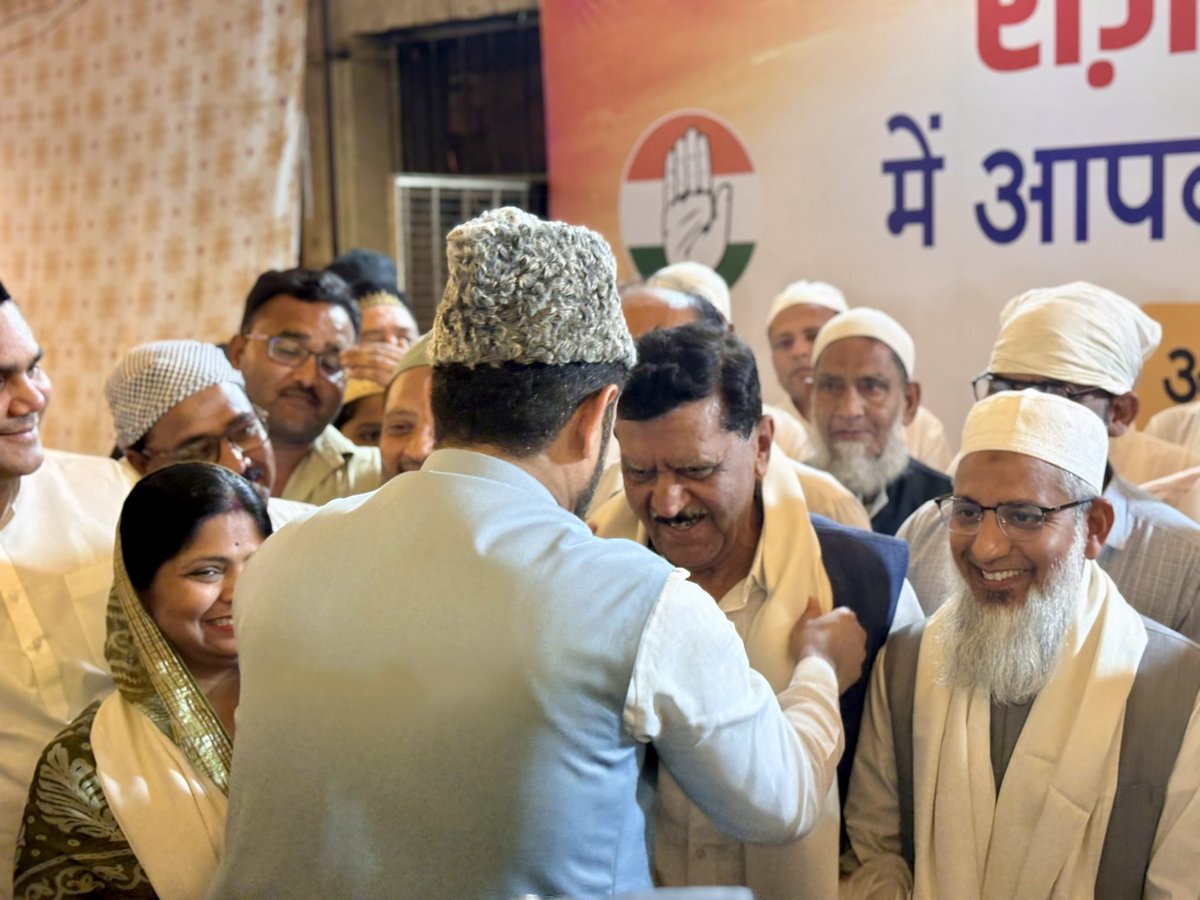 ravindraINCkota's tweet photo. राजस्थान प्रदेश कांग्रेस कमेटी (खेल प्रकोष्ट) के प्रदेशाध्यक्ष श्री @aminpathan54 जी, द्वारा हजरत जंगली शाह बाबा परिसर में आयोजित रोज़ा अफ़्तार प्रोग्राम में शिरकत की।
#rozaiftar
#kota
#AminPathan https://t.co/cjBlZfChW7