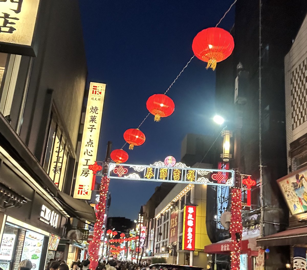 TCOGKHEWO's tweet photo. 今日はまさかのミスコン、まきさんとお昼に桜の下で写真撮れたし幼稚園生ぶりの？横浜中華街行けたし、赤レンガ倉庫も見れたし横浜旅行充実した🐼

明日は始発の次の電車乗って遥々大船へ
東京湾3/4周の道のり

 #YSA https://t.co/7QpuZW8QNZ