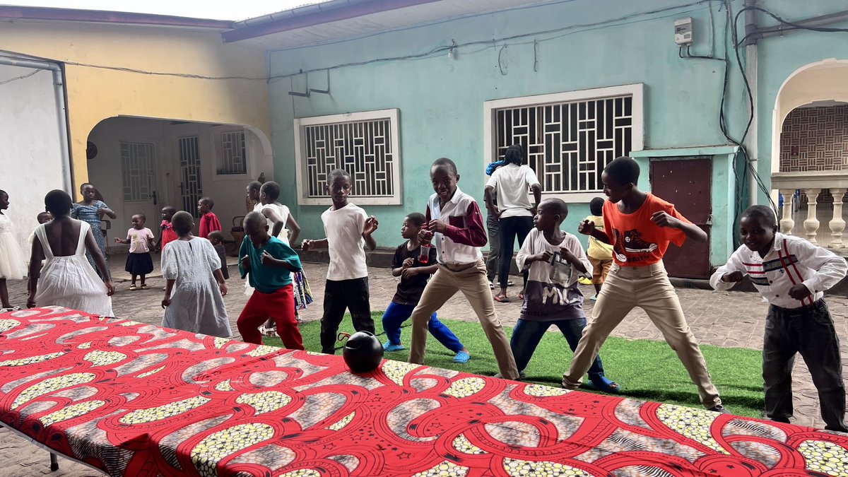 natystudio15be2's tweet photo. 🇨🇩Aujourd’hui, mon bien le plus précieux est ici au Congo, entouré de sourires et d’innocence, partageant des moments qui transforment des vies avec ces enfants. #RDC #BRASIL #Baluarte 

🇧🇷Hoje, meu bem mais precioso está aqui no Congo, cercado por sorrisos e inocência, compartilhando momentos que transformam vidas com essas crianças.