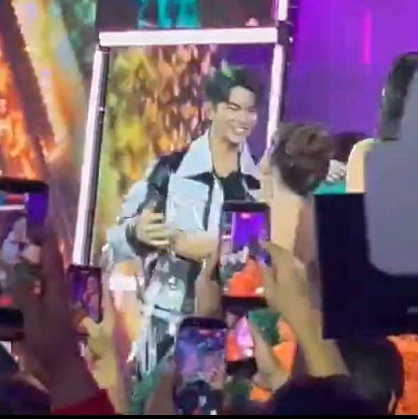 forashrave's tweet photo. TUMABI KAYONG LAHAT, ANG ASHRAVE KO 😭😭😭😭😭😭😭

#AshRaveReunited
#PBBCollab20TheBigNight https://t.co/0adyTmWcm7
