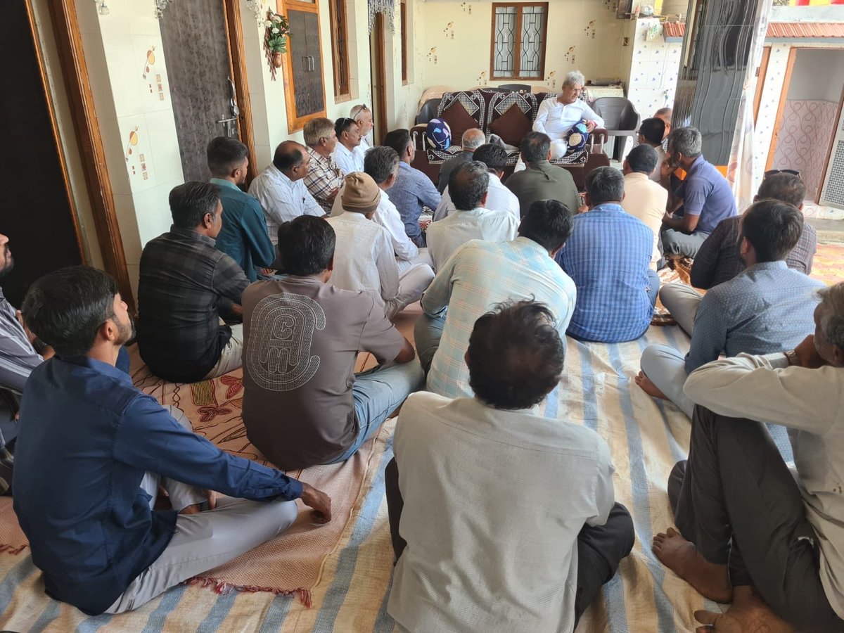 jawaharpchavda's tweet photo. ભેંસાણ તાલુકા પ્રવાસ કાર્યક્રમ અંતર્ગત આજે કરિયા ગામની મુલાકાત લીધી. આ અવસરે ગામના ઉત્સાહી ગ્રામજનો સાથે બેઠક યોજી, તેમના પ્રશ્નો સાંભળ્યા અને ગામના વિકાસલક્ષી કાર્યો અંગે સકારાત્મક ચર્ચા કરી.
#Bheshan #Vist #villagevisit #ForGrowth #Jawaharchavda https://t.co/gXQOOcg3fo