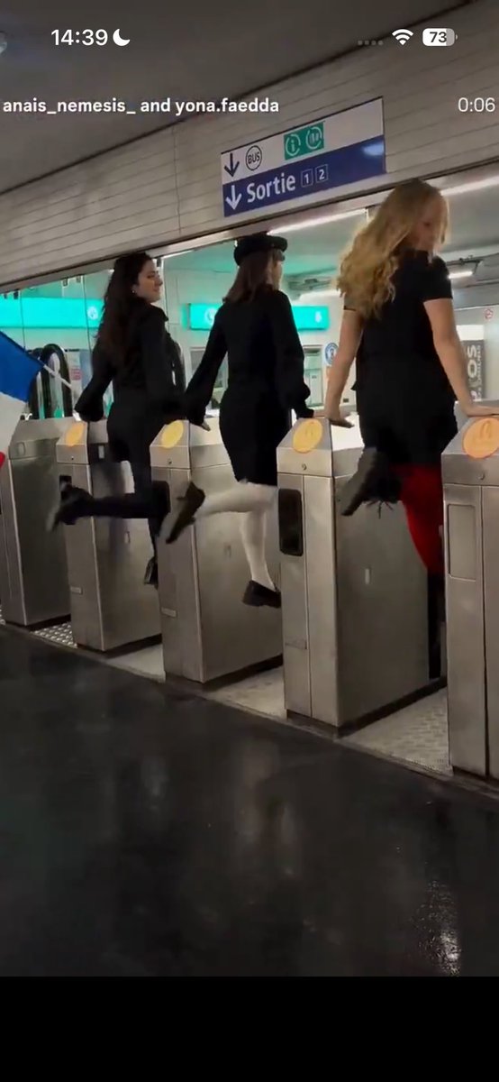 16h15_'s tweet photo. JE PLEURE DE RIRE https://t.co/JL3IuHZAYd