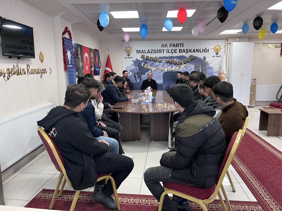 MalazgirtG's tweet photo. İlçe başkanımız @cengizaltin1071 ve ilçe Gençlik Kolları başkanımız @ResulcanAkgn1 katılımlarıyla yönetim kurulu toplantımızı gerçekleştirdik. https://t.co/nAo37sBPtk